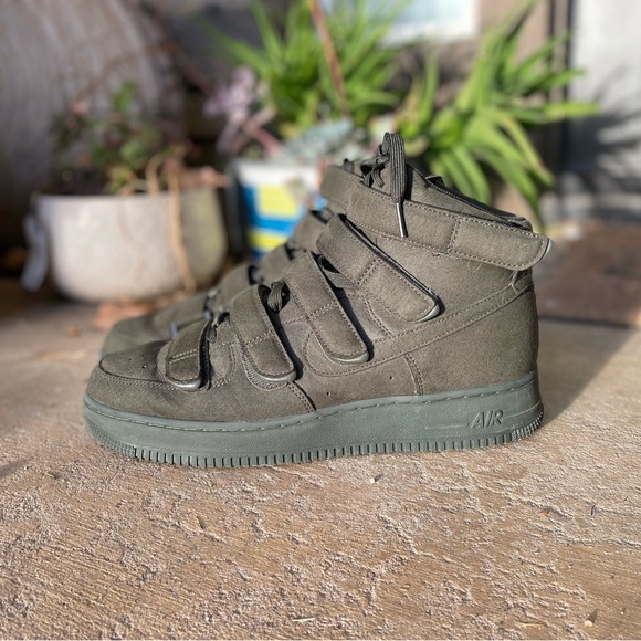 Billie Eillish Air Force 1 - Picture 1 of 5